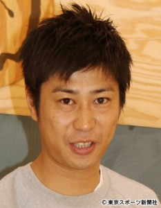 浜崎あゆみ、男性引き連れた「ブルゾンあゆみ」姿に反響　小顔っぷりに驚く声も