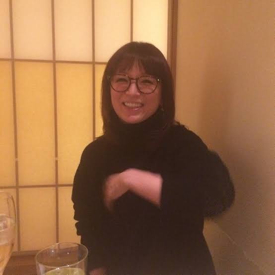 浜崎あゆみ、男性引き連れた「ブルゾンあゆみ」姿に反響　小顔っぷりに驚く声も