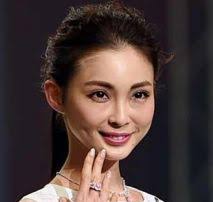 浜崎あゆみ、男性引き連れた「ブルゾンあゆみ」姿に反響　小顔っぷりに驚く声も