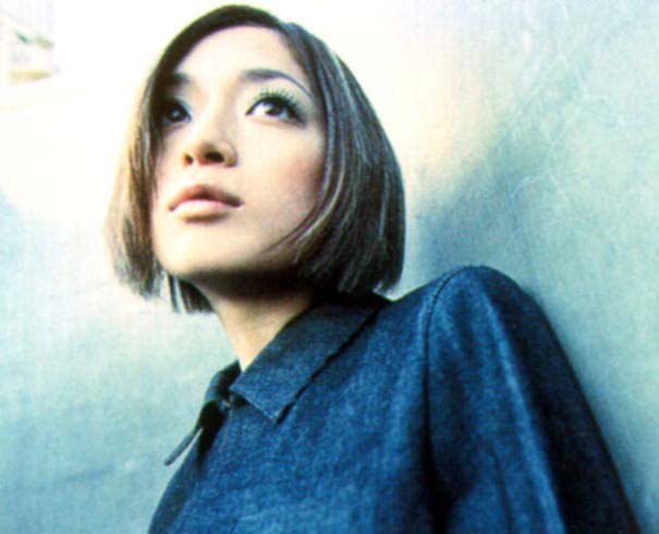 浜崎あゆみ、男性引き連れた「ブルゾンあゆみ」姿に反響　小顔っぷりに驚く声も