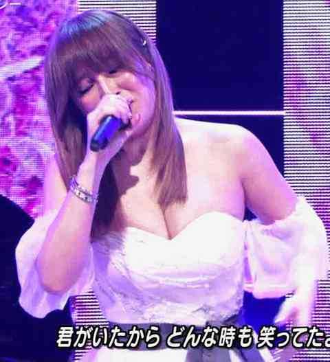 浜崎あゆみ、男性引き連れた「ブルゾンあゆみ」姿に反響　小顔っぷりに驚く声も