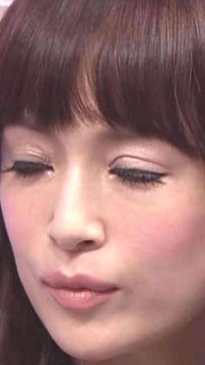浜崎あゆみ、男性引き連れた「ブルゾンあゆみ」姿に反響　小顔っぷりに驚く声も