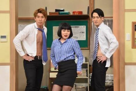 浜崎あゆみ、男性引き連れた「ブルゾンあゆみ」姿に反響　小顔っぷりに驚く声も