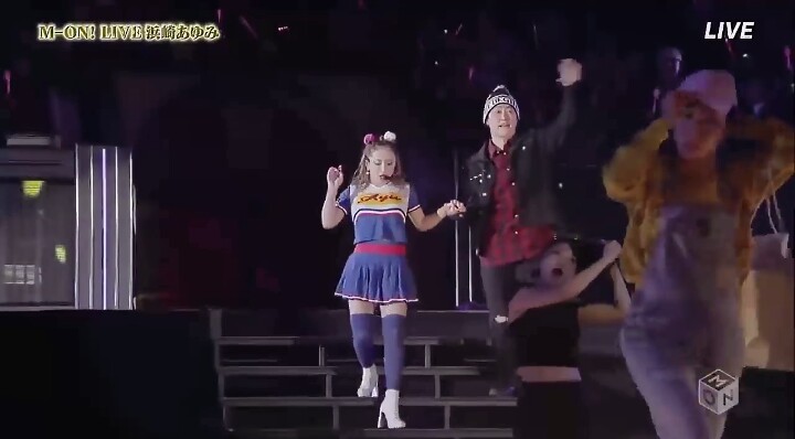 浜崎あゆみ、男性引き連れた「ブルゾンあゆみ」姿に反響　小顔っぷりに驚く声も