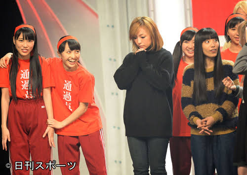 浜崎あゆみ、男性引き連れた「ブルゾンあゆみ」姿に反響　小顔っぷりに驚く声も