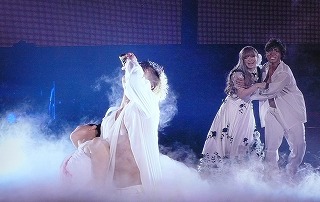 浜崎あゆみ、男性引き連れた「ブルゾンあゆみ」姿に反響　小顔っぷりに驚く声も