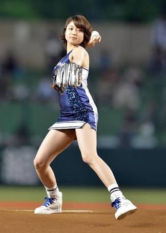 いろんなプロ野球の始球式が見たいです。