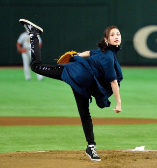 いろんなプロ野球の始球式が見たいです。