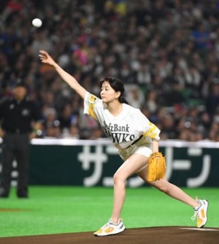 いろんなプロ野球の始球式が見たいです。