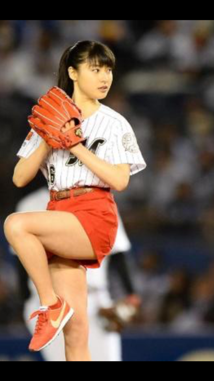 いろんなプロ野球の始球式が見たいです。