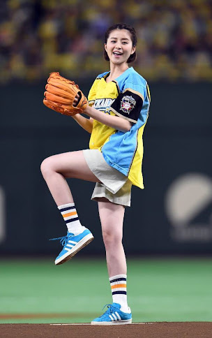 いろんなプロ野球の始球式が見たいです。