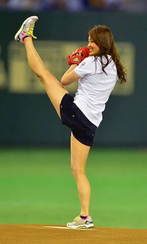 いろんなプロ野球の始球式が見たいです。