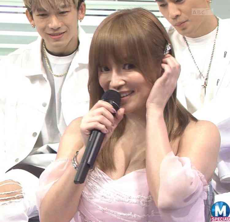 浜崎あゆみが「ノーブラで走り回る」!? SNSで