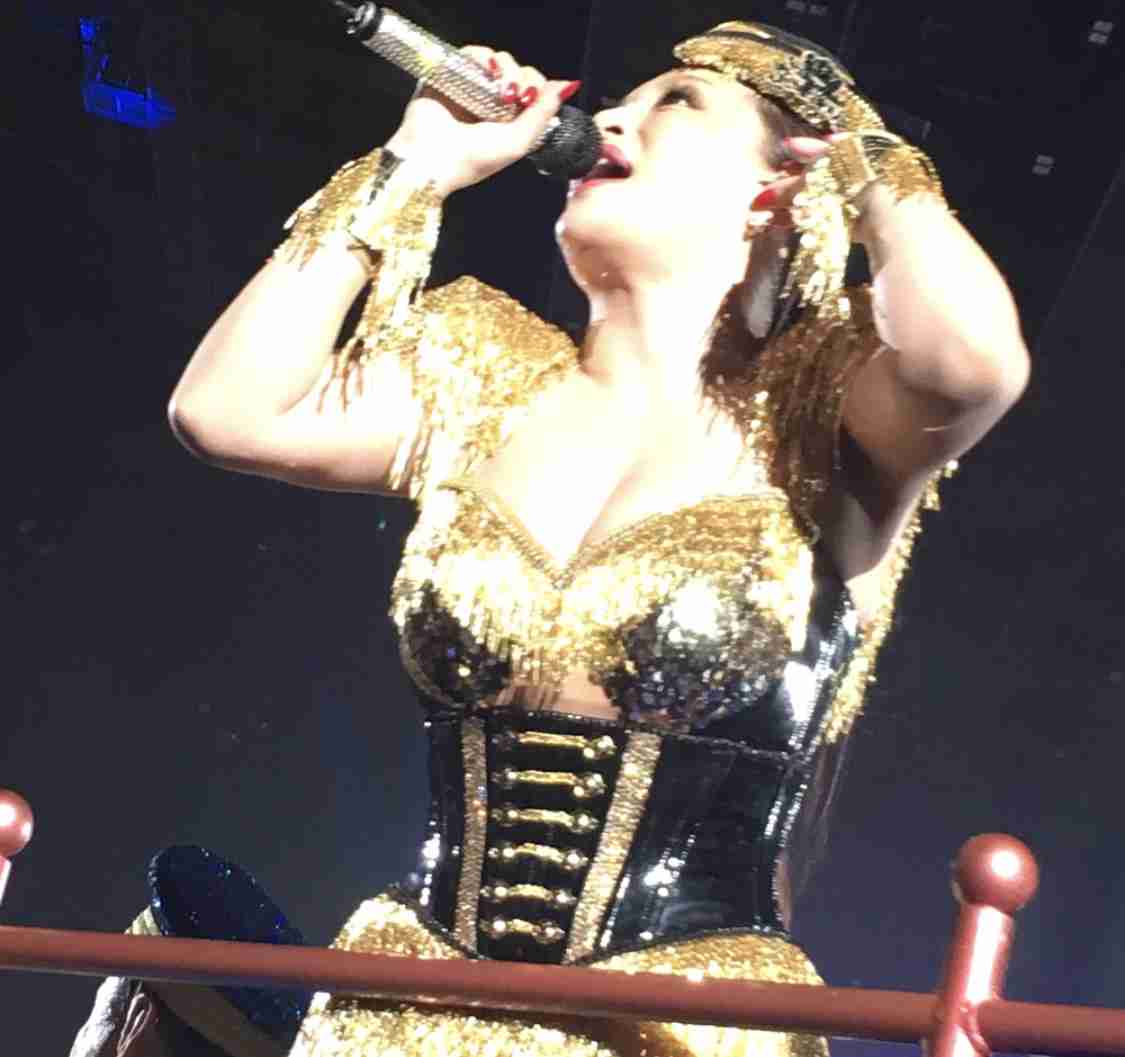 浜崎あゆみが「ノーブラで走り回る」!? SNSで