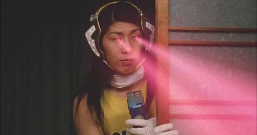 肩幅広いはずなのに着るものでそれほど広く見えない芸能人の写真