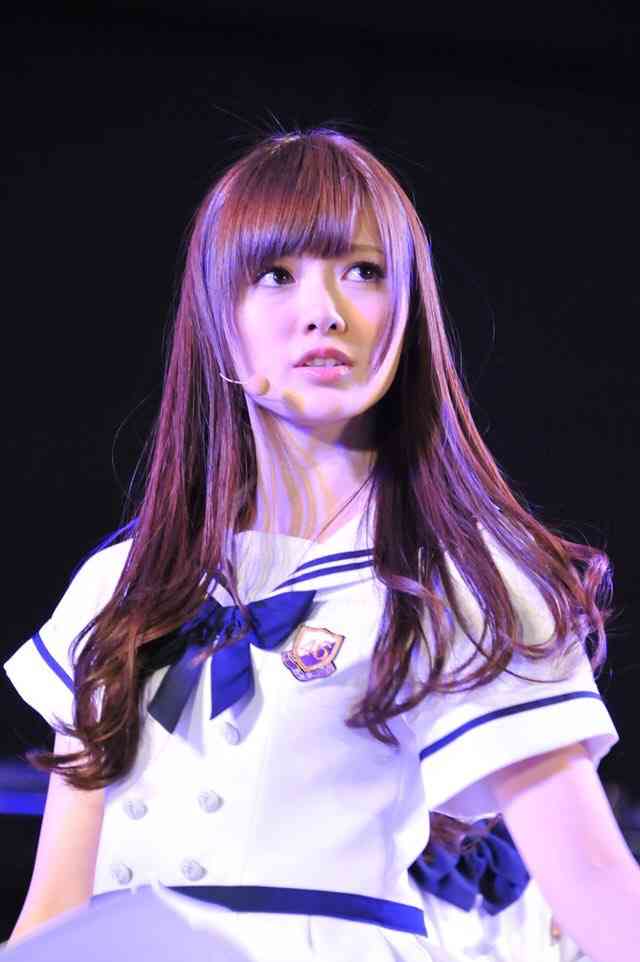 白石麻衣、超絶美脚披露で「猫になりたい！」とファン興奮　殺人スケジュールには心配の声