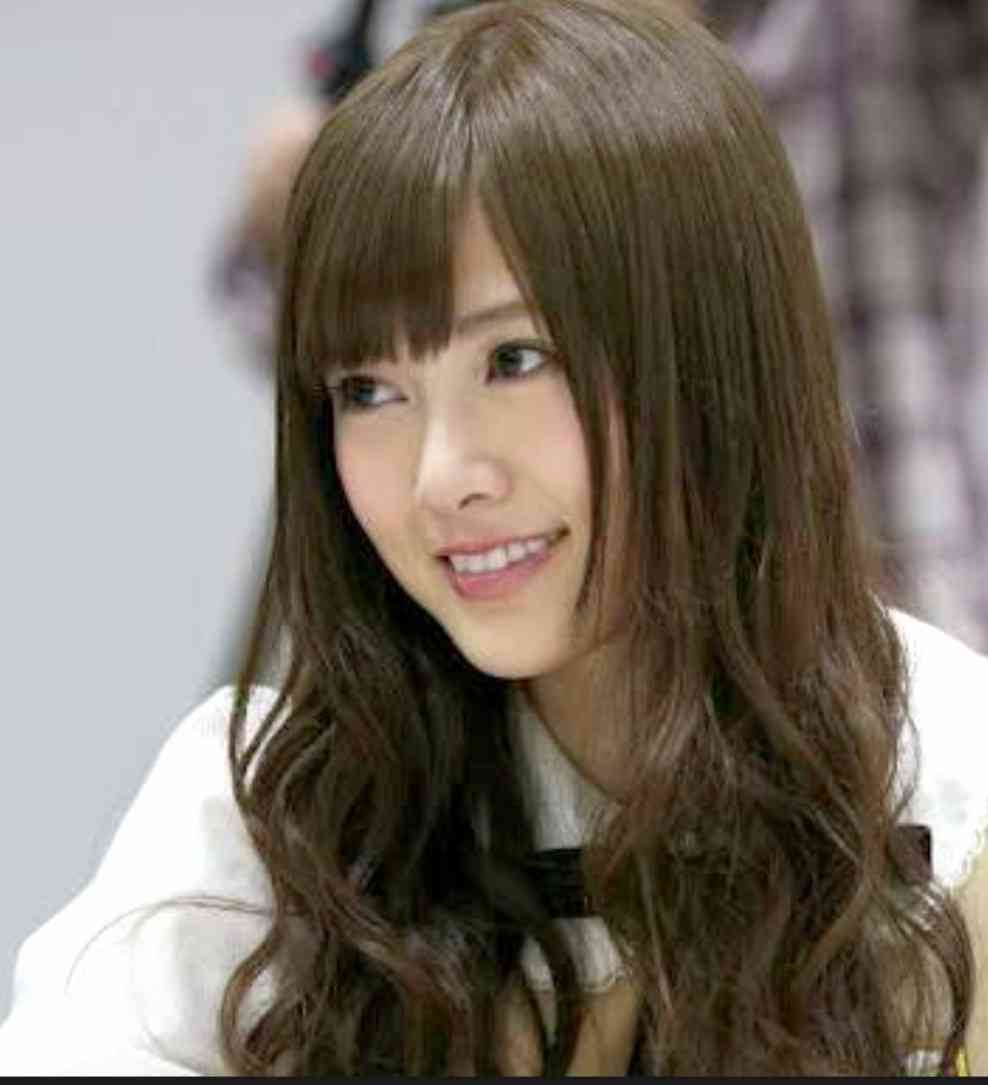 白石麻衣、超絶美脚披露で「猫になりたい！」とファン興奮　殺人スケジュールには心配の声