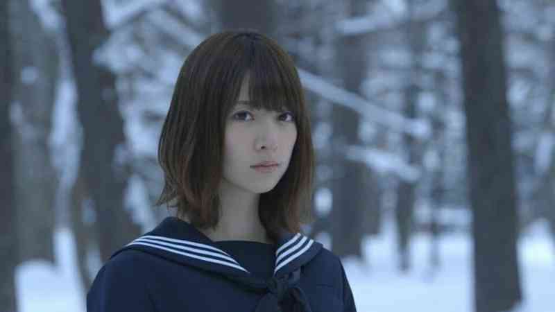 白石麻衣、超絶美脚披露で「猫になりたい！」とファン興奮　殺人スケジュールには心配の声