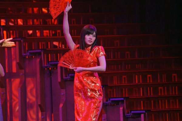 白石麻衣、超絶美脚披露で「猫になりたい！」とファン興奮　殺人スケジュールには心配の声