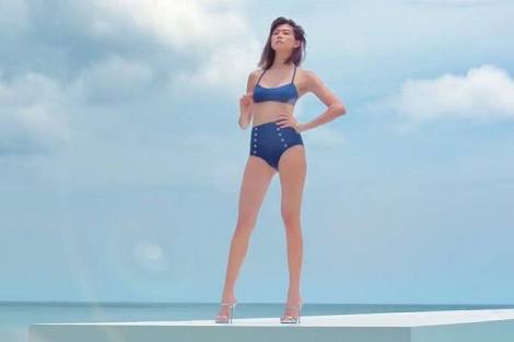 白石麻衣、超絶美脚披露で「猫になりたい！」とファン興奮　殺人スケジュールには心配の声