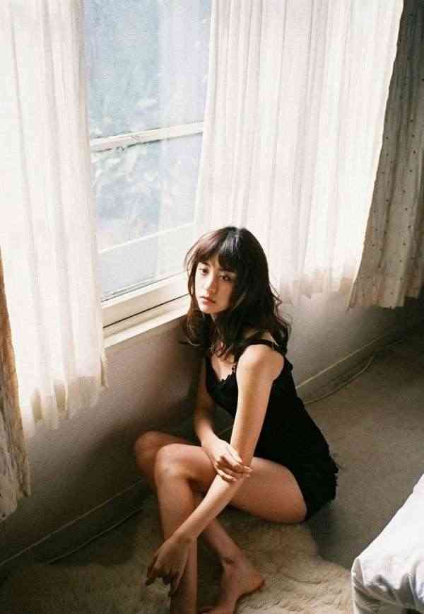 山本美月、太もも大胆あらわで「見えちゃいそう」の声も