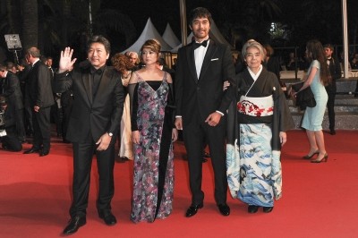木村拓哉、着物女優をエスコートせず　レッドカーペット階段「ひとり飄々と」