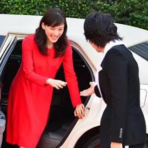 木村拓哉、着物女優をエスコートせず　レッドカーペット階段「ひとり飄々と」