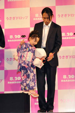 木村拓哉、着物女優をエスコートせず　レッドカーペット階段「ひとり飄々と」