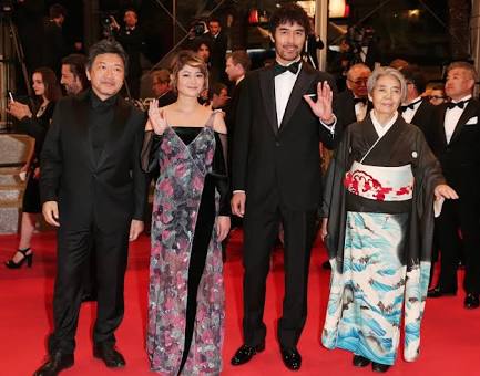 木村拓哉、着物女優をエスコートせず　レッドカーペット階段「ひとり飄々と」