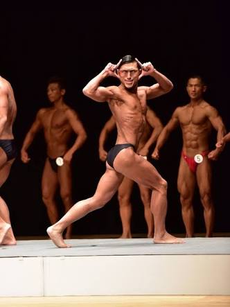 ダイエットになりそうな芸人のポーズを貼るトピ