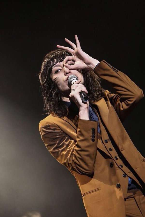 ロン毛の男性をひたすら貼っていくトピ。