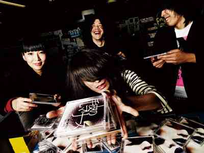 ロン毛の男性をひたすら貼っていくトピ。