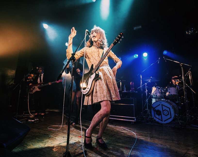 ロン毛の男性をひたすら貼っていくトピ。