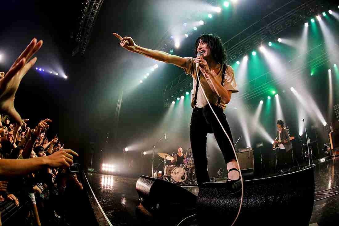 ロン毛の男性をひたすら貼っていくトピ。