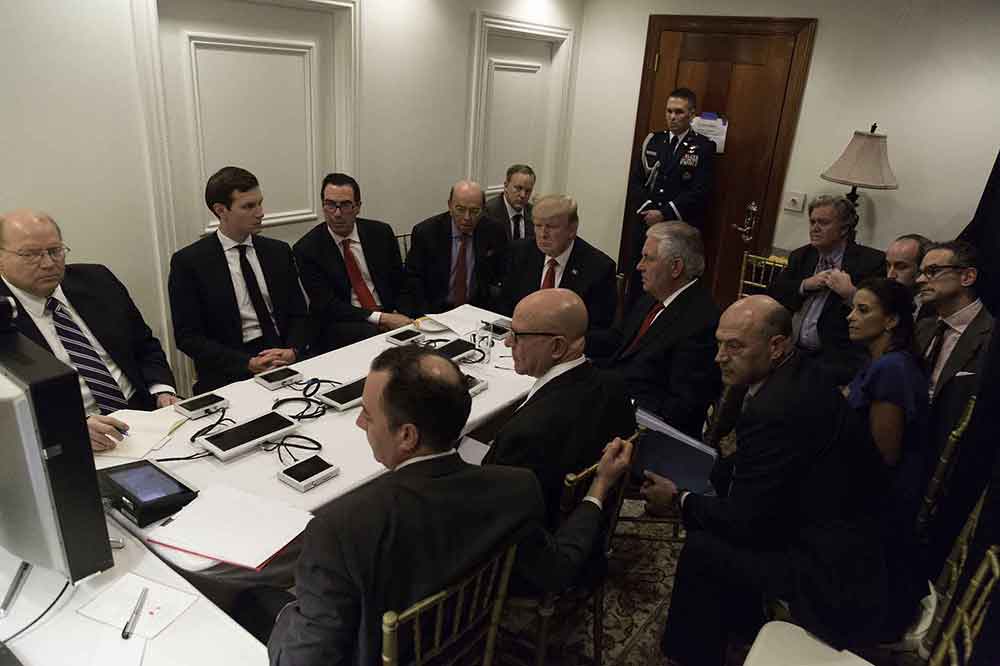 トランプ大統領、他国首相「押しのけ」非難殺到　ハリポタ作者「小さい男」