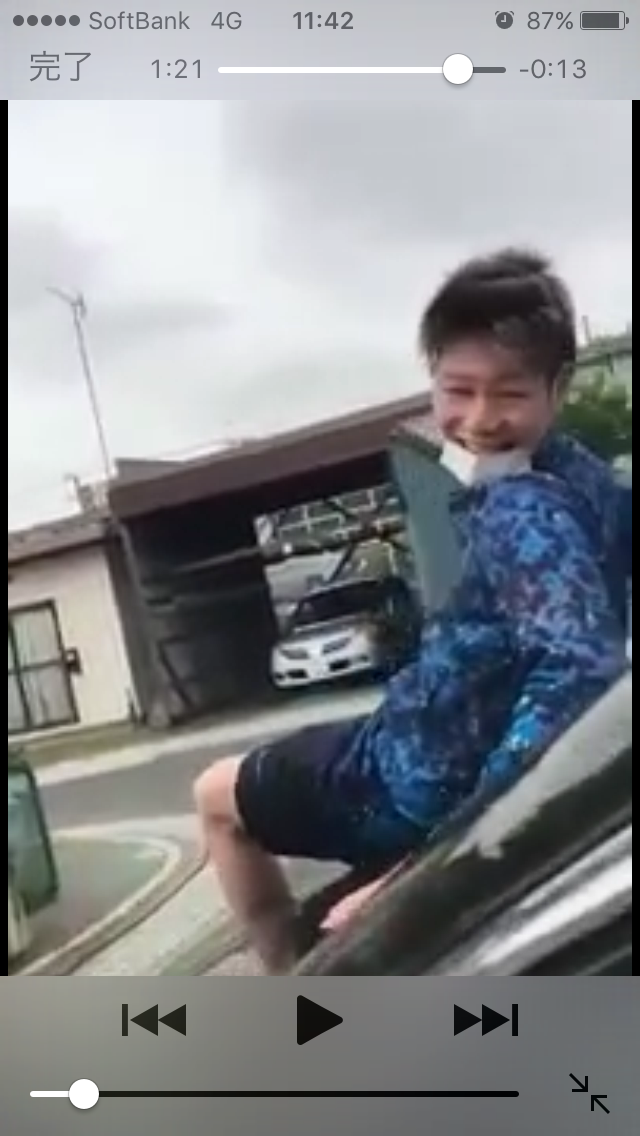 ボンネットに男性乗せ走行　動画投稿で捜査