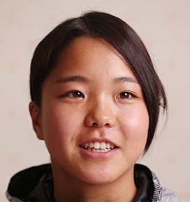 高梨沙羅、女性誌の表紙に初登場 ハタチの素顔も