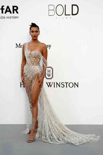 ベラ・ハディッド、美バスト＆美脚あらわでセクシー過ぎる！透けドレスが再び話題