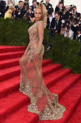 ベラ・ハディッド、美バスト＆美脚あらわでセクシー過ぎる！透けドレスが再び話題