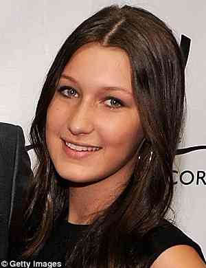 ベラ・ハディッド、美バスト＆美脚あらわでセクシー過ぎる！透けドレスが再び話題