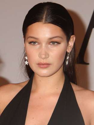 ベラ・ハディッド、美バスト＆美脚あらわでセクシー過ぎる！透けドレスが再び話題