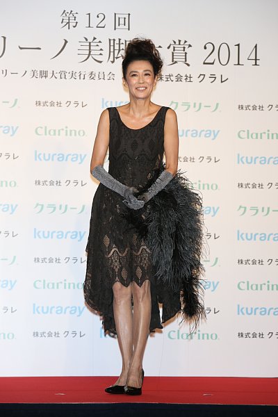 飯島直子(49歳)、ショートパンツ姿で美脚披露「無理しました」