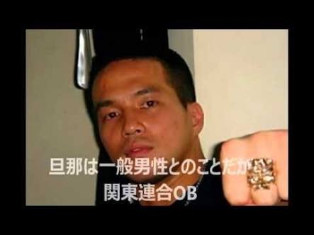 吉川ひなのが航空機のエコノミー席でとるヨガのポーズを披露しスタジオ騒然