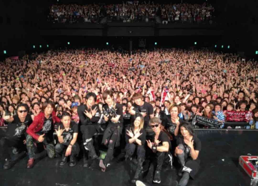 GLAY、「BREAKERZ」と集合ショット　10周年を対バンラストでお祝い