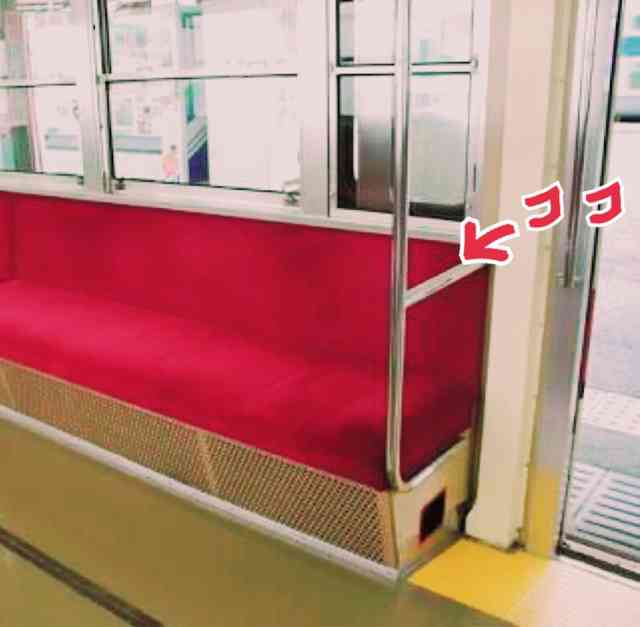 電車でドアのすぐ横に立っている乗客を絶対に許さない!! 邪魔なんですよ!!