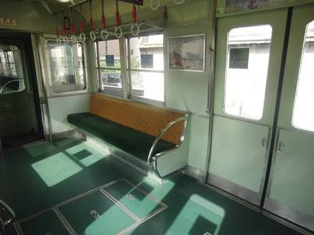 電車でドアのすぐ横に立っている乗客を絶対に許さない!! 邪魔なんですよ!!