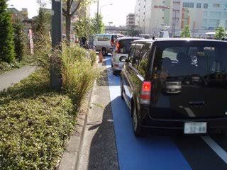 交差点左折で車の「左幅寄せ」に賛否 「怖い」「教習所で教わった」