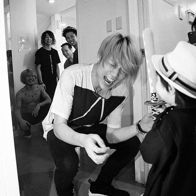 ワンオク(ONE OK ROCK) Taka、すみれとの“ご機嫌”2ショットにファン「飲み過ぎないでね～」