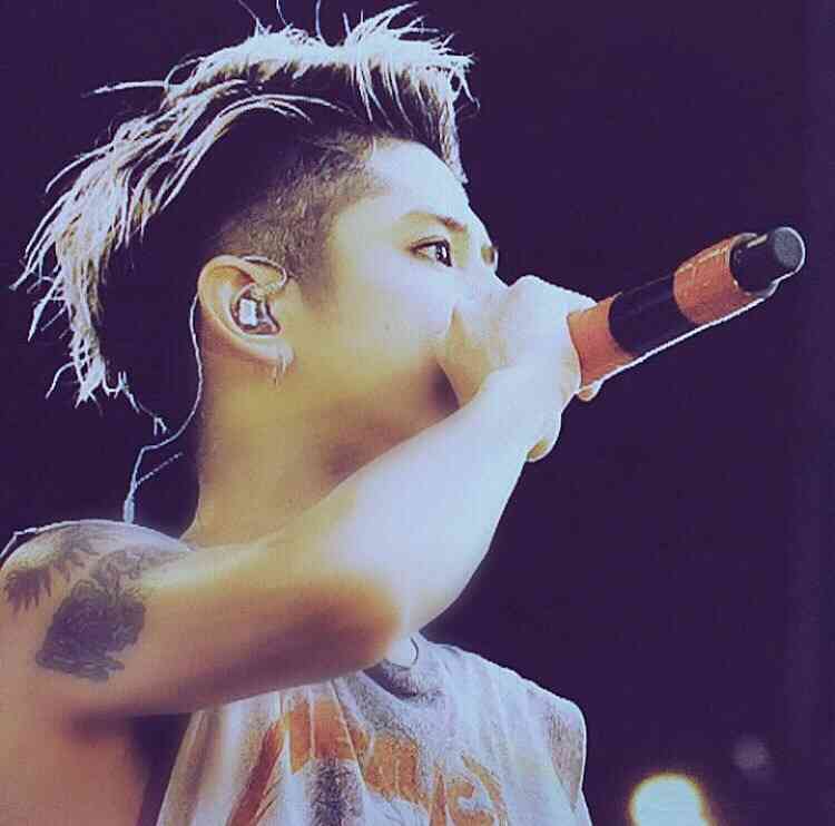 ワンオク(ONE OK ROCK) Taka、すみれとの“ご機嫌”2ショットにファン「飲み過ぎないでね～」