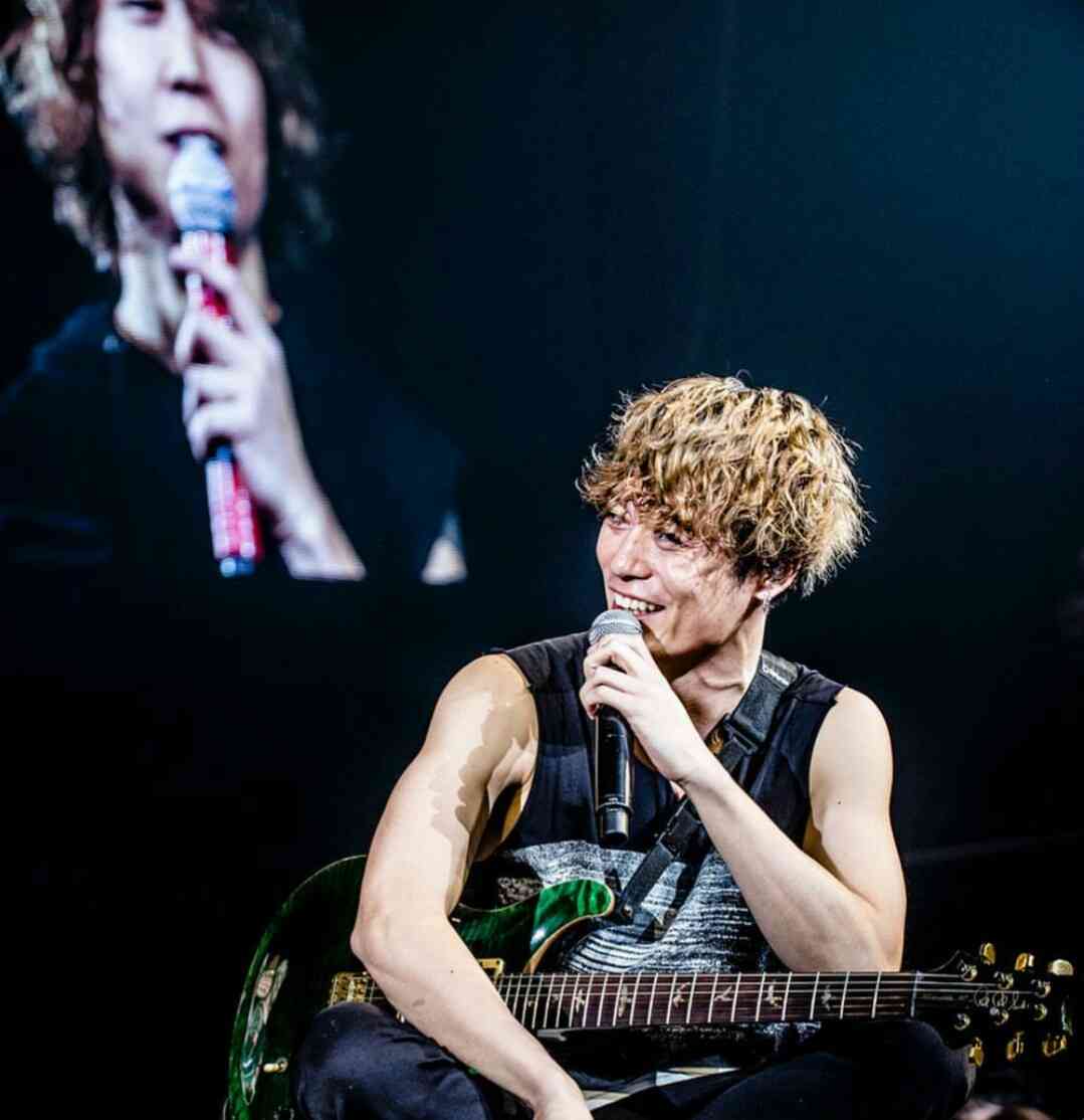 ワンオク(ONE OK ROCK) Taka、すみれとの“ご機嫌”2ショットにファン「飲み過ぎないでね～」